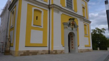 Donauequelle (Tuna Kaynağı), Almanya 'nın Donaueschingen kentinde. Yazın güneşli bir günde.