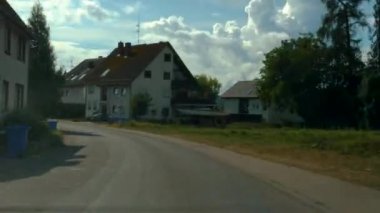 Yazın güneşli bir günde Reichenau adasında Bodensee 'de Constance Gölü' nün etrafında sürüşü hızlandırılmış..