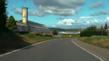 Yazın güneşli bir günde Reichenau adasında Bodensee 'de Constance Gölü' nün etrafında sürüşü hızlandırılmış..