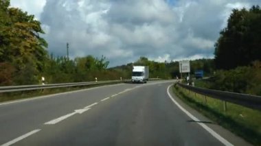 Yazın güneşli bir günde Reichenau adasında Bodensee 'de Constance Gölü' nün etrafında sürüşü hızlandırılmış..