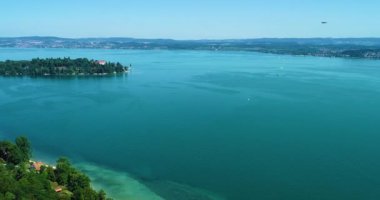 Yazın güneşli bir günde Almanya 'da Bodensee Gölü kıyısındaki adanın havadan görünüşü.