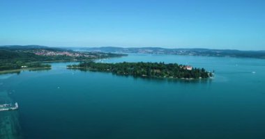 Yazın güneşli bir günde Almanya 'da Bodensee Gölü kıyısındaki adanın havadan görünüşü.