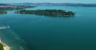 Yazın güneşli bir günde Almanya 'da Bodensee Gölü kıyısındaki adanın havadan görünüşü.
