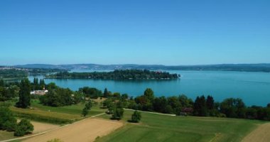 Yazın güneşli bir günde Almanya 'da Bodensee Gölü kıyısındaki adanın havadan görünüşü.