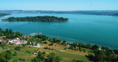 Yazın güneşli bir günde Almanya 'da Bodensee Gölü kıyısındaki adanın havadan görünüşü.
