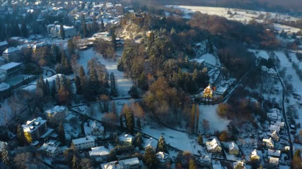 早朝の冬の日に黒い森の中でドイツの都市Badenweilerの空中ビュー — ストック動画