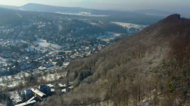 Almanya 'daki Badenweiler şehrinin hava manzarası Kara Orman' da kış sabahı erken saatlerde.