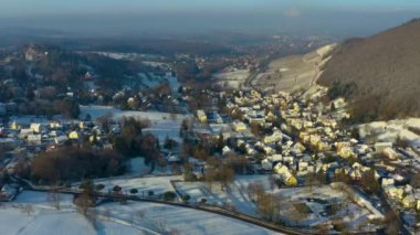 Almanya 'daki Badenweiler şehrinin hava manzarası Kara Orman' da kış sabahı erken saatlerde.