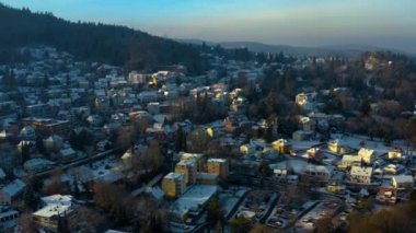 Almanya 'daki Badenweiler şehrinin hava manzarası Kara Orman' da kış sabahı erken saatlerde.
