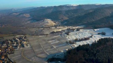 Almanya 'daki kara ormanın havadan görünüşü, Baden-Wttttemberg güneşli bir kış gününde Britzingen köyüne yakın.