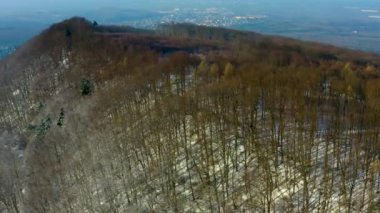 Almanya 'daki kara ormanın havadan görünüşü, Baden-Wttttemberg güneşli bir kış gününde Britzingen köyüne yakın.