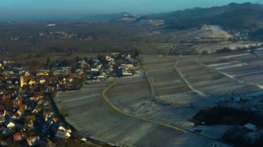 Almanya 'daki kara ormanın havadan görünüşü, Baden-Wttttemberg güneşli bir kış gününde Britzingen köyüne yakın.