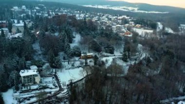 Almanya 'daki Badenweiler şehrinin hava manzarası Kara Orman' da kış sabahı erken saatlerde.