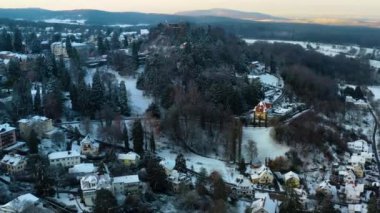 Almanya 'daki Badenweiler şehrinin hava manzarası Kara Orman' da kış sabahı erken saatlerde.