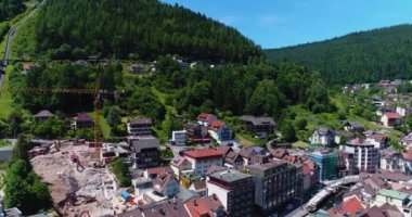 Yazın güneşli bir günde Almanya 'nın Baden-Wrttemberg kentindeki Bad Wildbad kentinin hava görüntüsü.