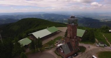 Baden-Wrttemberg, Almanya 'da Hornisgrinde dağının güneşli bir yaz gününde havadan görünüşü.