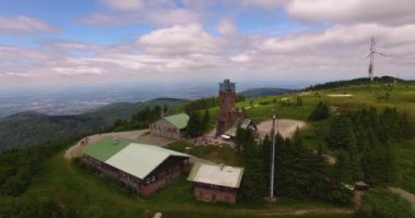 Baden-Wrttemberg, Almanya 'da Hornisgrinde dağının güneşli bir yaz gününde havadan görünüşü.