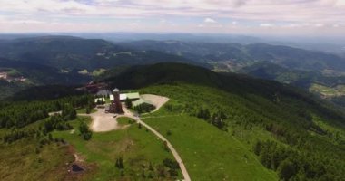Baden-Wrttemberg, Almanya 'da Hornisgrinde dağının güneşli bir yaz gününde havadan görünüşü.