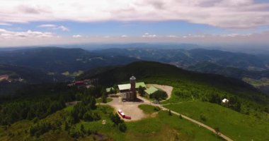 Baden-Wrttemberg, Almanya 'da Hornisgrinde dağının güneşli bir yaz gününde havadan görünüşü.