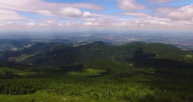 Baden-Wrttemberg, Almanya 'da Hornisgrinde dağının güneşli bir yaz gününde havadan görünüşü.