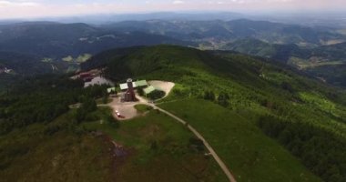 Baden-Wrttemberg, Almanya 'da Hornisgrinde dağının güneşli bir yaz gününde havadan görünüşü.