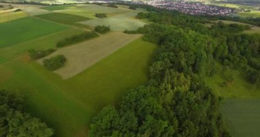 Baden-Wrttemberg 'de yaz mevsiminin güneşli bir gününde Almanya' daki tarım arazilerinin havadan görünüşü