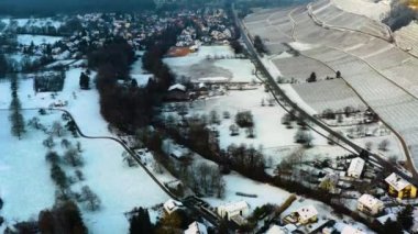 Almanya 'daki Badenweiler şehrinin hava manzarası Kara Orman' da kış sabahı erken saatlerde.