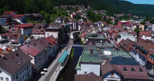 Luftaufnahme Der Innenstadt Von Bad Wildbad Baden Württemberg Einem Sonnigen — Stockvideo