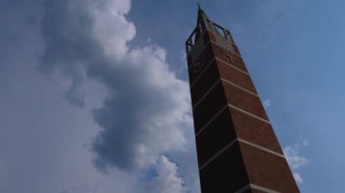 Almanya 'da Pforzheim şehir merkezinde bir kilise kulesi manzaralı..
