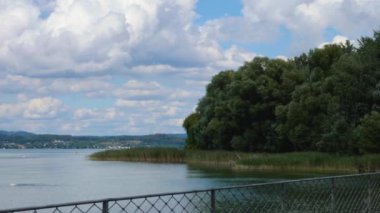 Yazın güneşli bir günde Bodensee 'deki Mainau adasının manzarası.