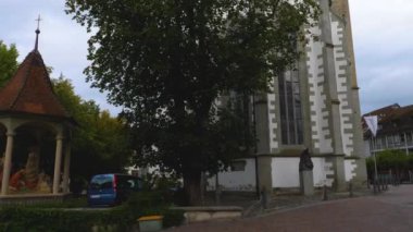 Radolfzell şehri göl kıyısında kilise ve kütüphane yazın bulutlu bir sabahta..