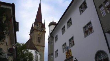 Radolfzell şehri göl kıyısında kilise ve kütüphane yazın bulutlu bir sabahta..