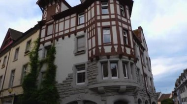 Radolfzell şehri, Bodensee Gölü 'nün yanındaki kilise ve şehir merkezi, yazın bulutlu bir sabah..