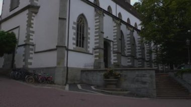 Radolfzell şehri göl kıyısında kilise ve kütüphane yazın bulutlu bir sabahta..