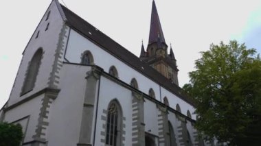 Radolfzell şehri göl kıyısında kilise ve kütüphane yazın bulutlu bir sabahta..