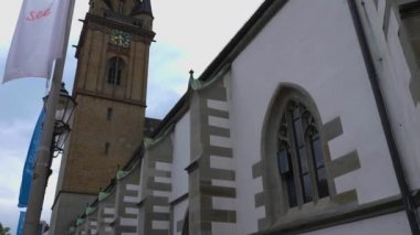 Radolfzell şehri göl kıyısında kilise ve kütüphane yazın bulutlu bir sabahta..