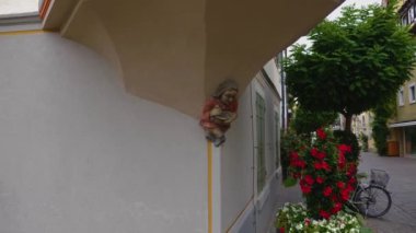 Radolfzell şehri Bodensee Gölü 'nün yanındaki müze yazın bulutlu bir sabahta..