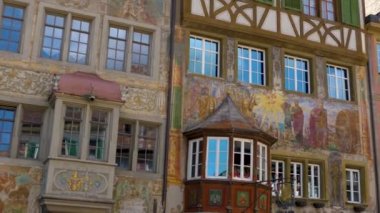 İsviçre 'de Bodensee Gölü' nün yanındaki City Stein am Rhein. Yazın güneşli bir günde eski kasaba..
