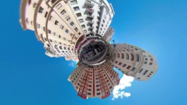 Valencia, İspanya, 360 derece kameralı küçük Planet, güneşli bir yaz gününde bir otobüsün üstünde araba sürüyor..