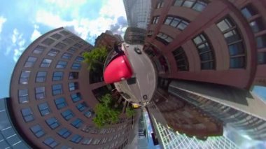 Frankfurt, Almanya 'da 360 derecelik kamerasıyla küçük bir Planet, güneşli bir yaz gününde bir otobüsün üstünde araba sürüyor..