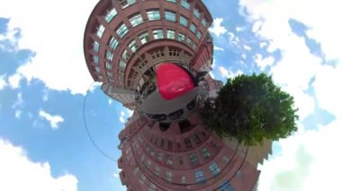 Frankfurt, Almanya 'da 360 derecelik kamerasıyla küçük bir Planet, güneşli bir yaz gününde bir otobüsün üstünde araba sürüyor..