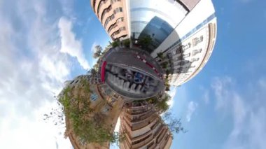 Valencia, İspanya, 360 derece kameralı küçük Planet, güneşli bir yaz gününde bir otobüsün üstünde araba sürüyor..