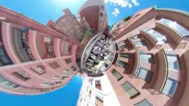 Valencia, İspanya, 360 derece kameralı küçük Planet, güneşli bir yaz gününde bir otobüsün üstünde araba sürüyor..