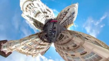 Valencia, İspanya, 360 derece kameralı küçük Planet, güneşli bir yaz gününde bir otobüsün üstünde araba sürüyor..