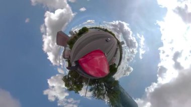 Frankfurt, Almanya 'da 360 derecelik kamerasıyla küçük bir Planet, güneşli bir yaz gününde bir otobüsün üstünde araba sürüyor..