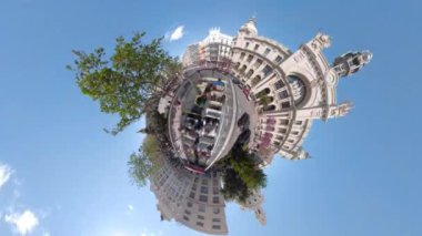 Valencia, İspanya, 360 derece kameralı küçük Planet, güneşli bir yaz gününde bir otobüsün üstünde araba sürüyor..