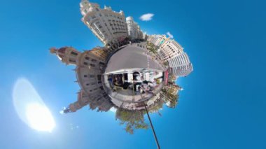 Valencia, İspanya, 360 derece kameralı küçük Planet, güneşli bir yaz gününde bir otobüsün üstünde araba sürüyor..