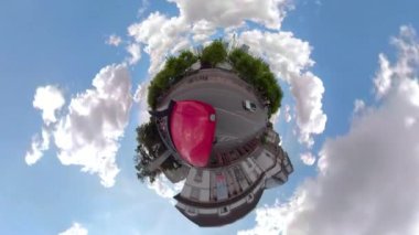 Frankfurt, Almanya 'da 360 derecelik kamerasıyla küçük bir Planet, güneşli bir yaz gününde bir otobüsün üstünde araba sürüyor..