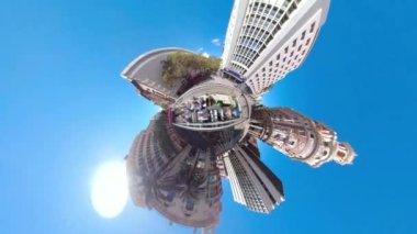 Valencia, İspanya, 360 derece kameralı küçük Planet, güneşli bir yaz gününde bir otobüsün üstünde araba sürüyor..