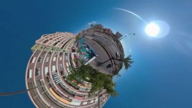 Alicante, İspanya 360 derece kameralı küçük Planet, güneşli bir yaz gününde bir otobüsün üstünde araba sürüyor..